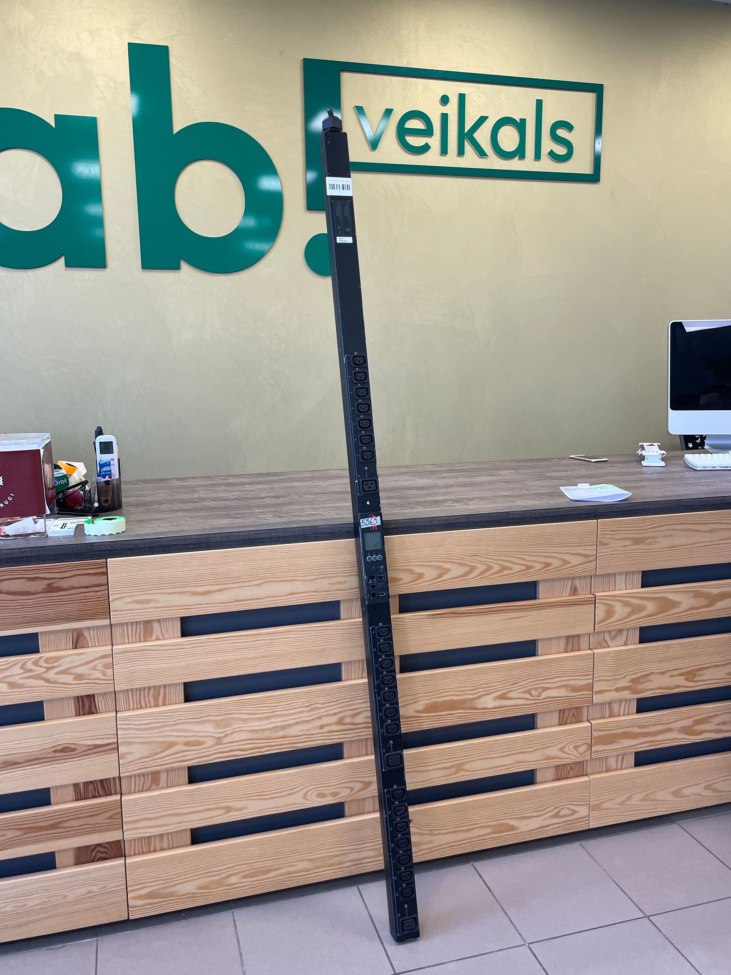 Serveru un tīkla plauktu jaudas sadales vienība