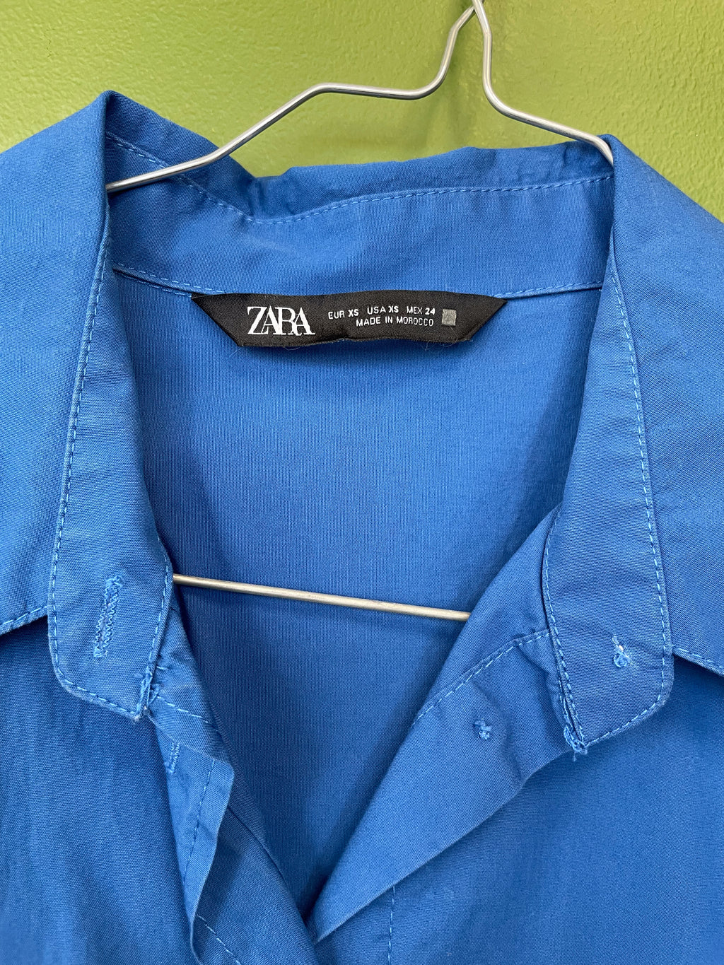 Spilgti zils krekls ar garām rokām / ZARA / XS izmērs, bet derēs arī S