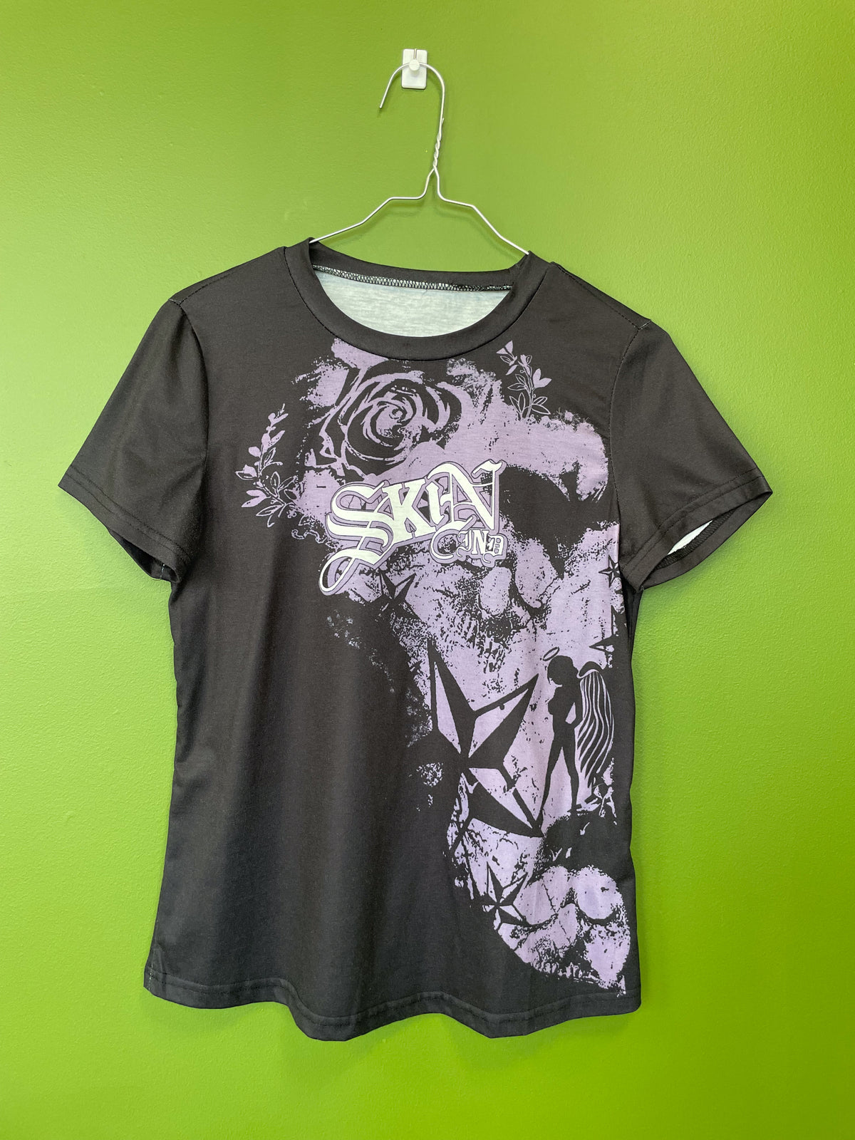 T-Krekls ar dizainu, melns ar violetu / M/L izmērs