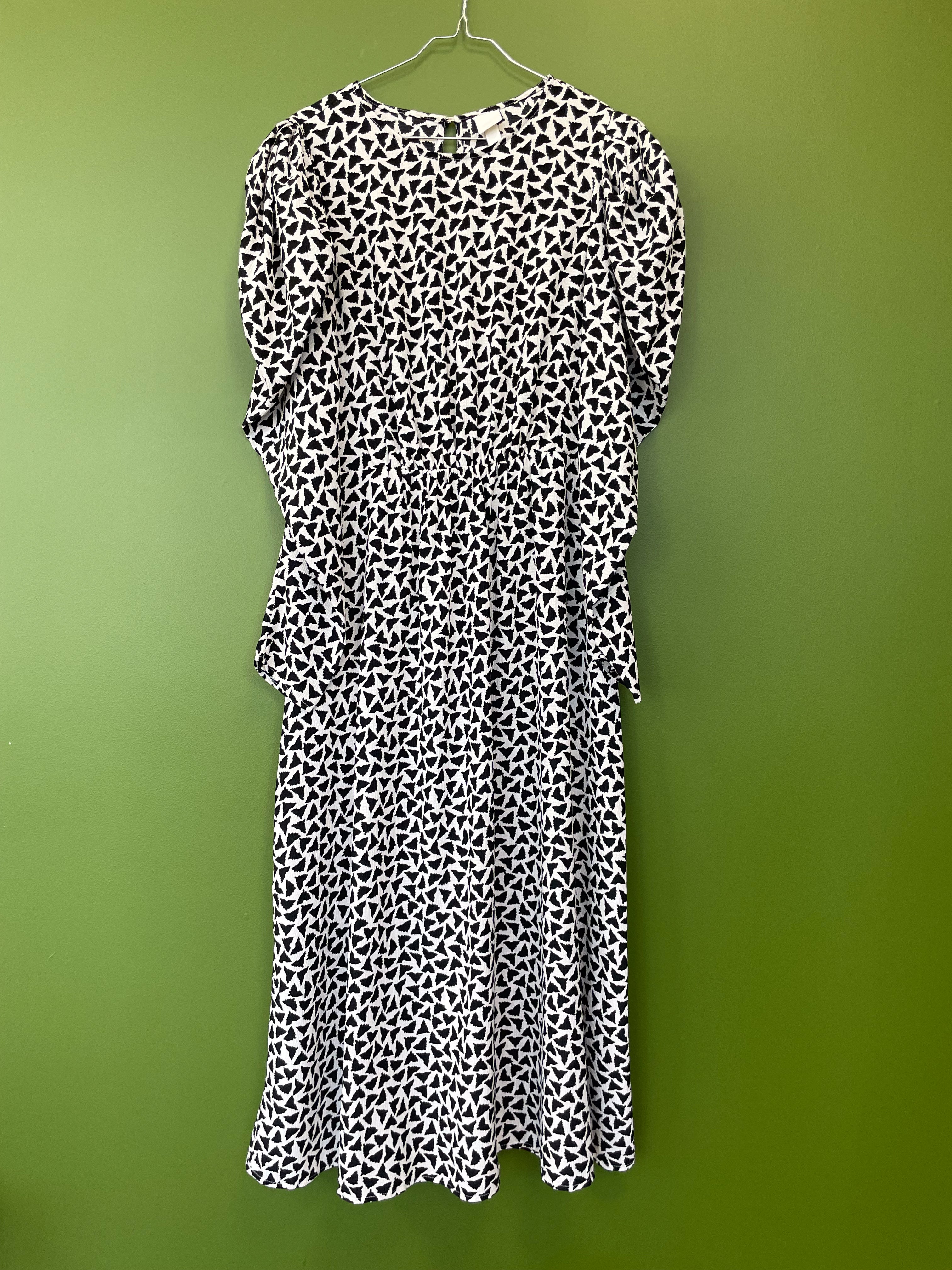 Melnbalta kleita ar rakstu, lieli pleci / L izmērs