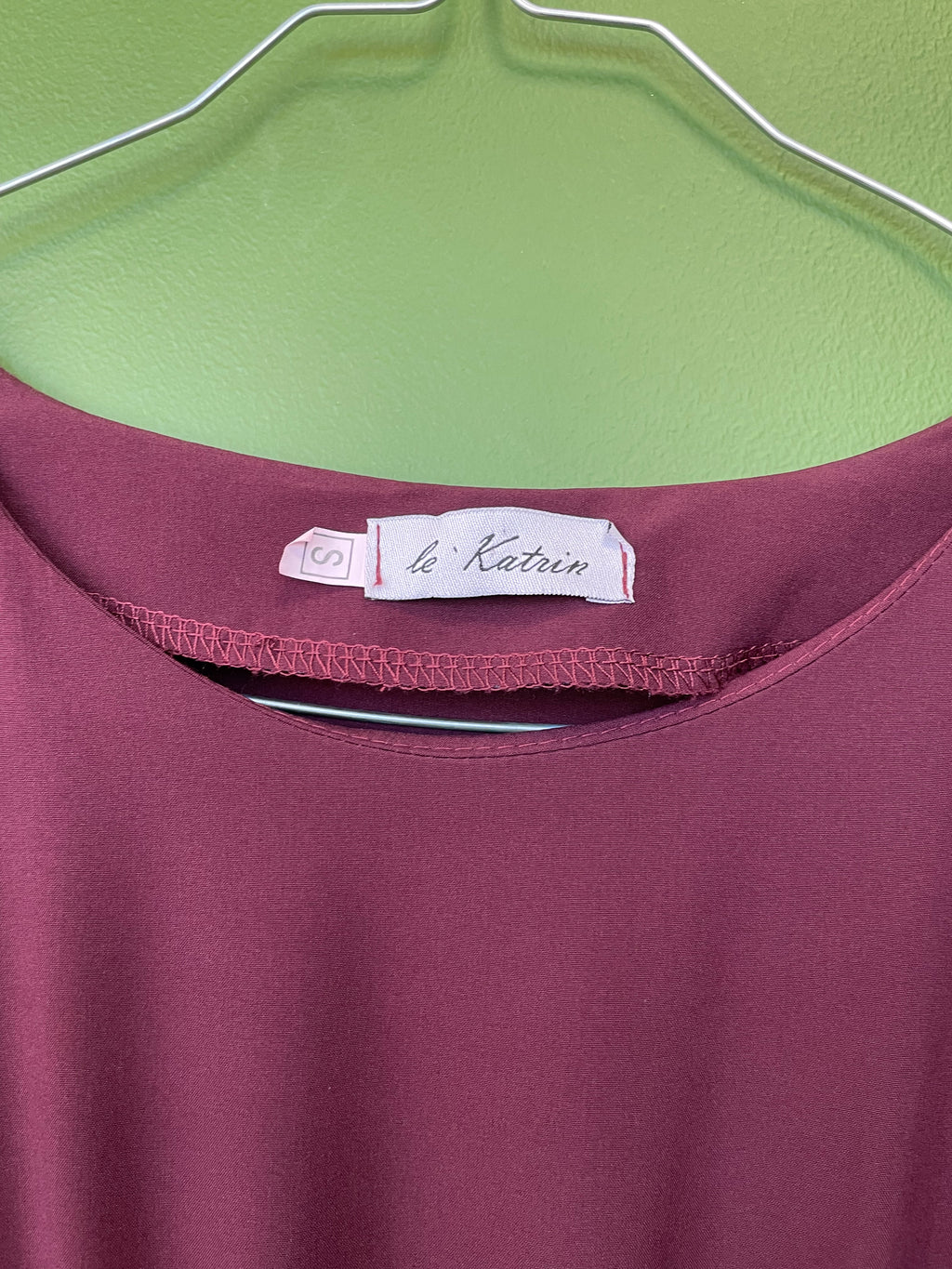 Bordo, tumši sarkana gara kleita ar izteiktu vidukli / S izmērs