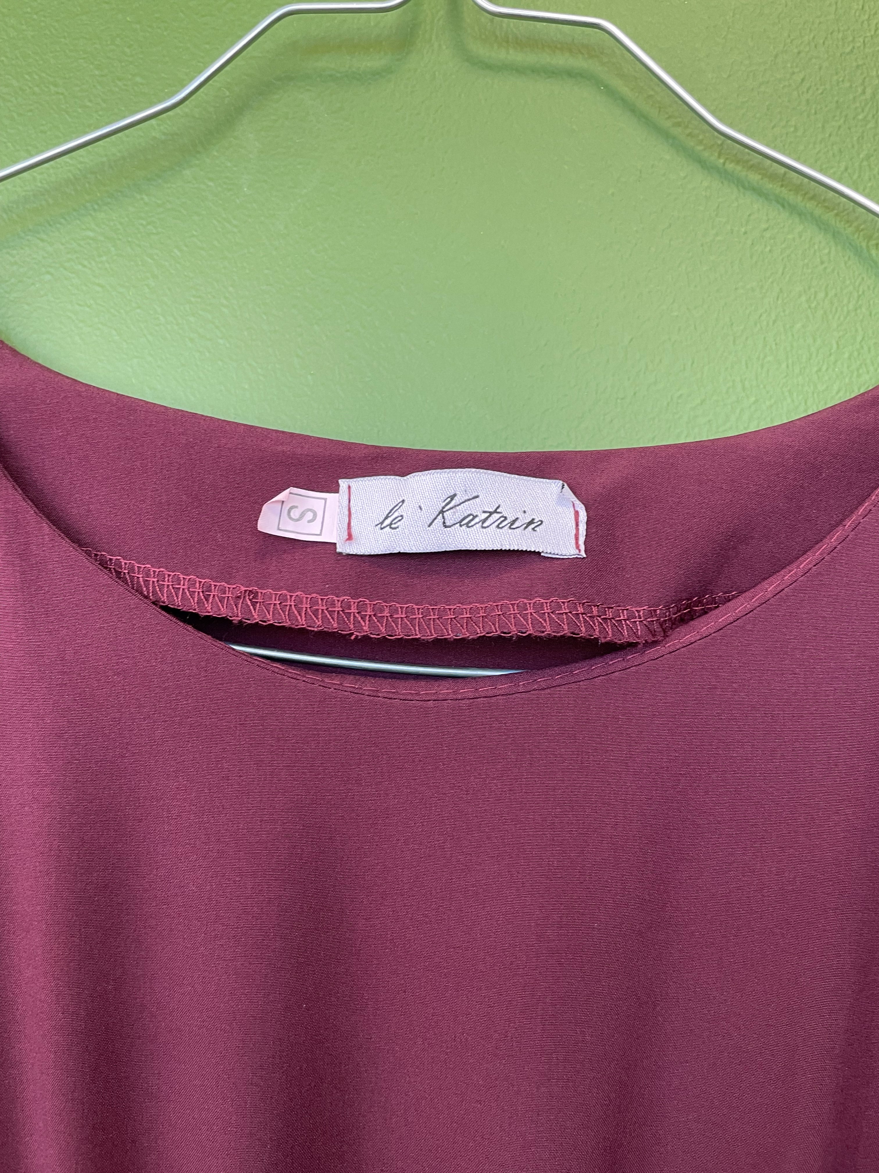 Bordo, tumši sarkana gara kleita ar izteiktu vidukli / S izmērs