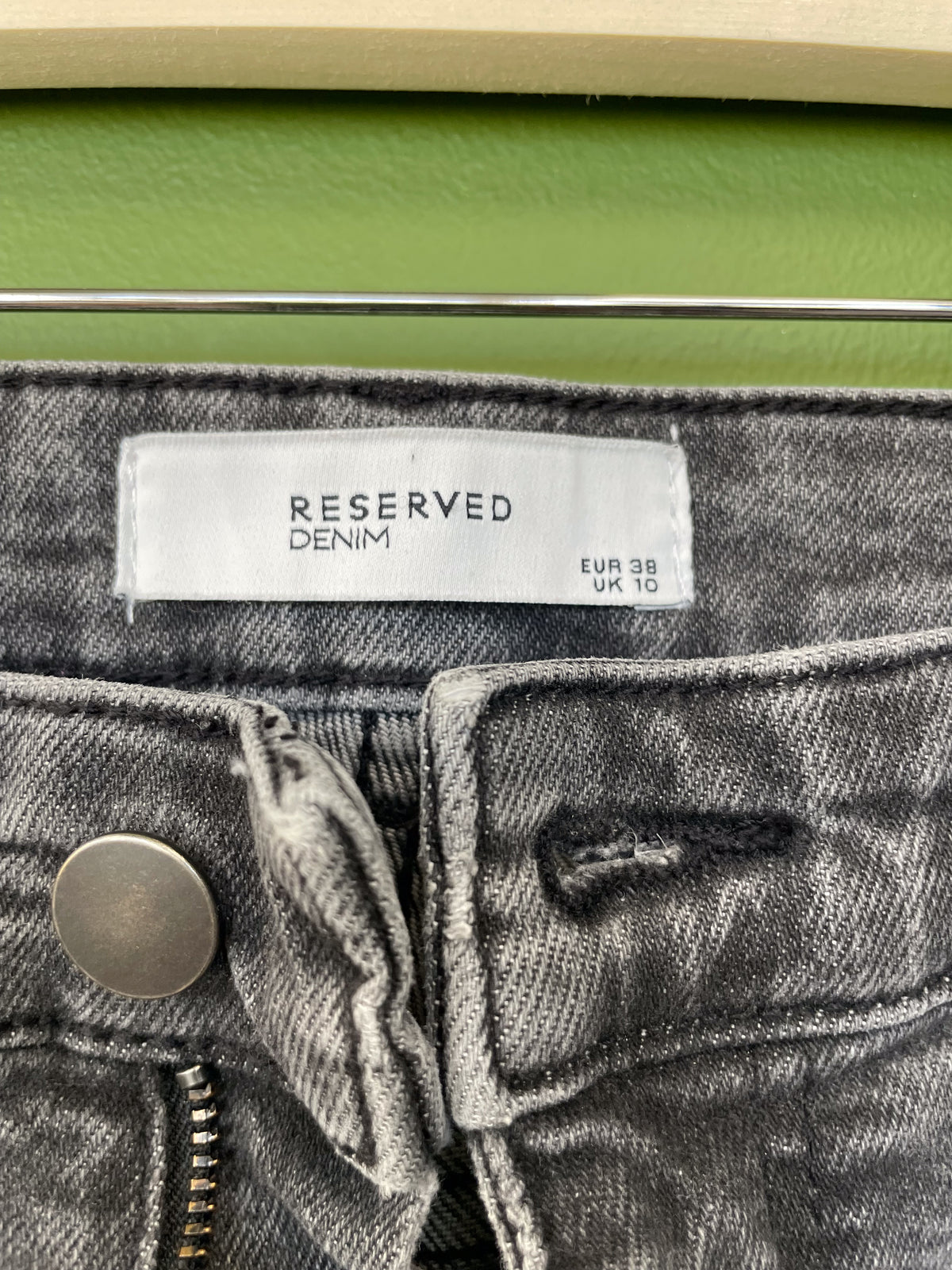 Pelēkas džinsa bikses ar platiem galiem / RESERVED / M izmērs