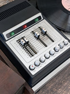 Retro plašu atskaņotājs ar skaļruņiem Radiotehnika