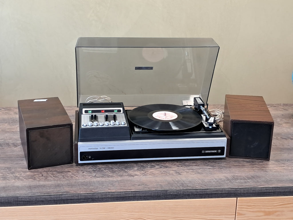 Retro plašu atskaņotājs ar skaļruņiem Radiotehnika