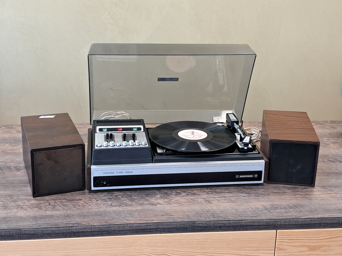 Retro plašu atskaņotājs ar skaļruņiem Radiotehnika